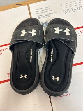 Under armour slides size 3Y